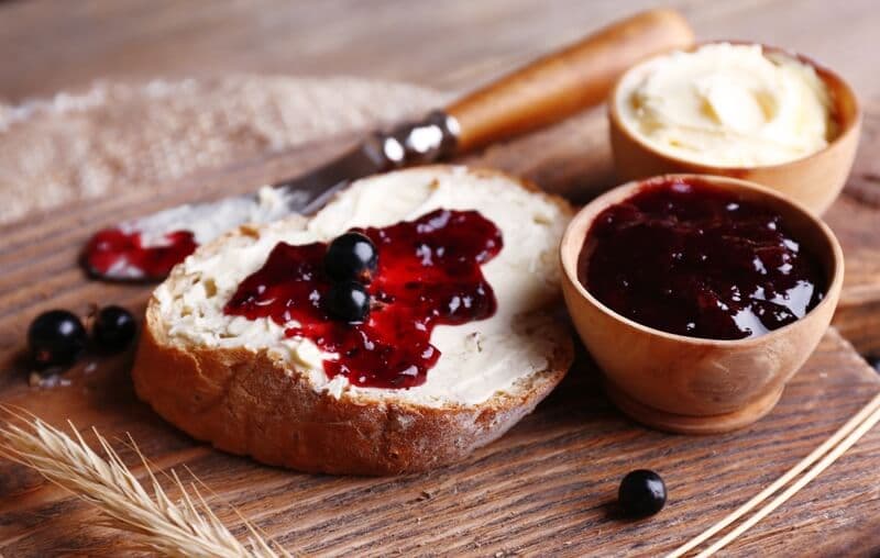 Pane, burro e marmellata? Sì! Il burro fa bene.